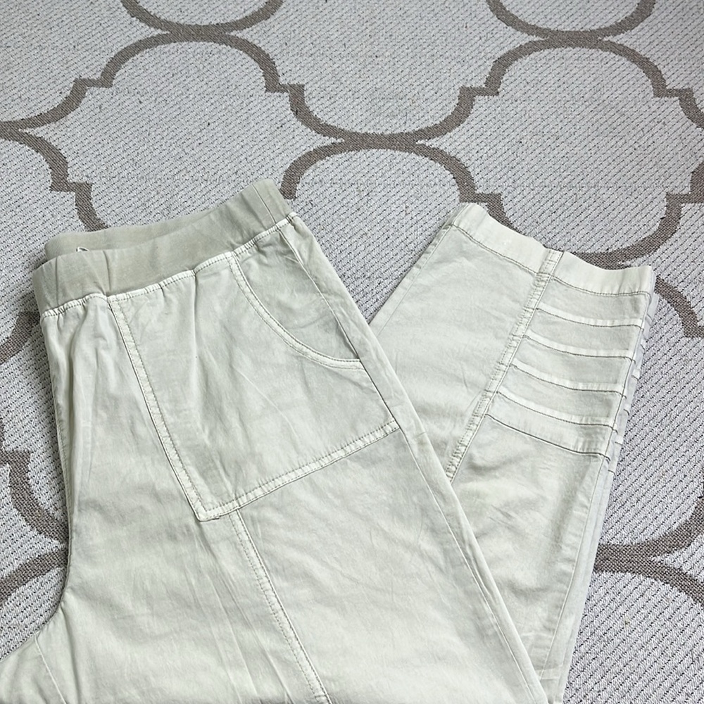 Chico's Zenergy pull on lightweight front pockets cropped pants, size medium
